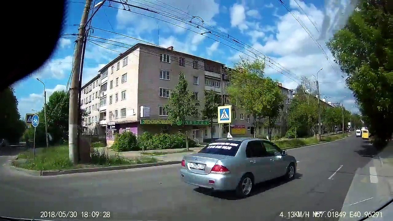 Une voiture empêche une piétonne de traverser