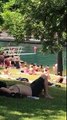 Des gens applaudissent une petite fille qui saute d'un plongeoir