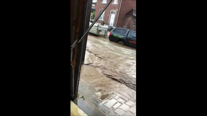 Une belge insulte un automobiliste de connard car son passage fait rentrer de l'eau dans sa maison