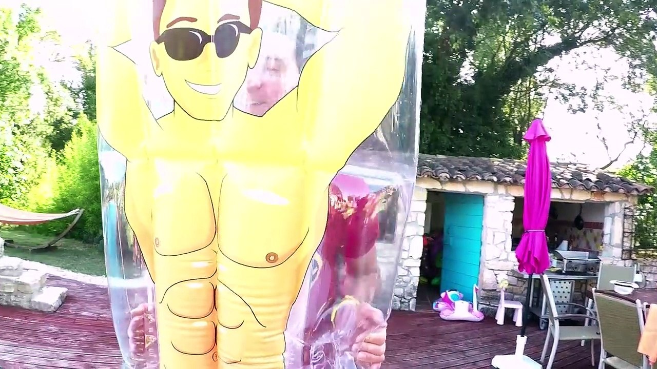 PISCINE ENVAHIE de JOUETS GONFLABLES GÉANT - BALLON PETEUR, DAUPHIN, HOT DOG, GLACE, COCCINELLE ..