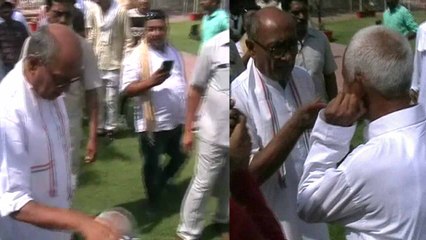 नारा लगाने पर बुजुर्ग को कान पकड़ पैर छूकर मांगनी पड़ी दिग्विजिय सिंह से माफी