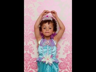 5 year old boy banned from play group for wearing dresses