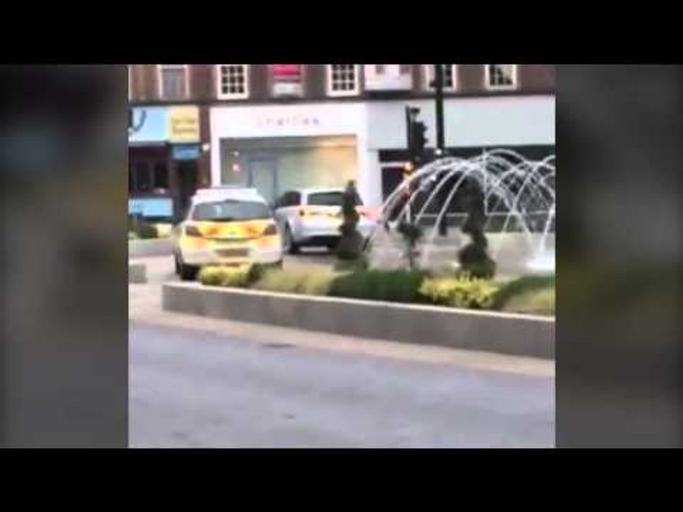 Driver washes car in public fountain - gets chased by police