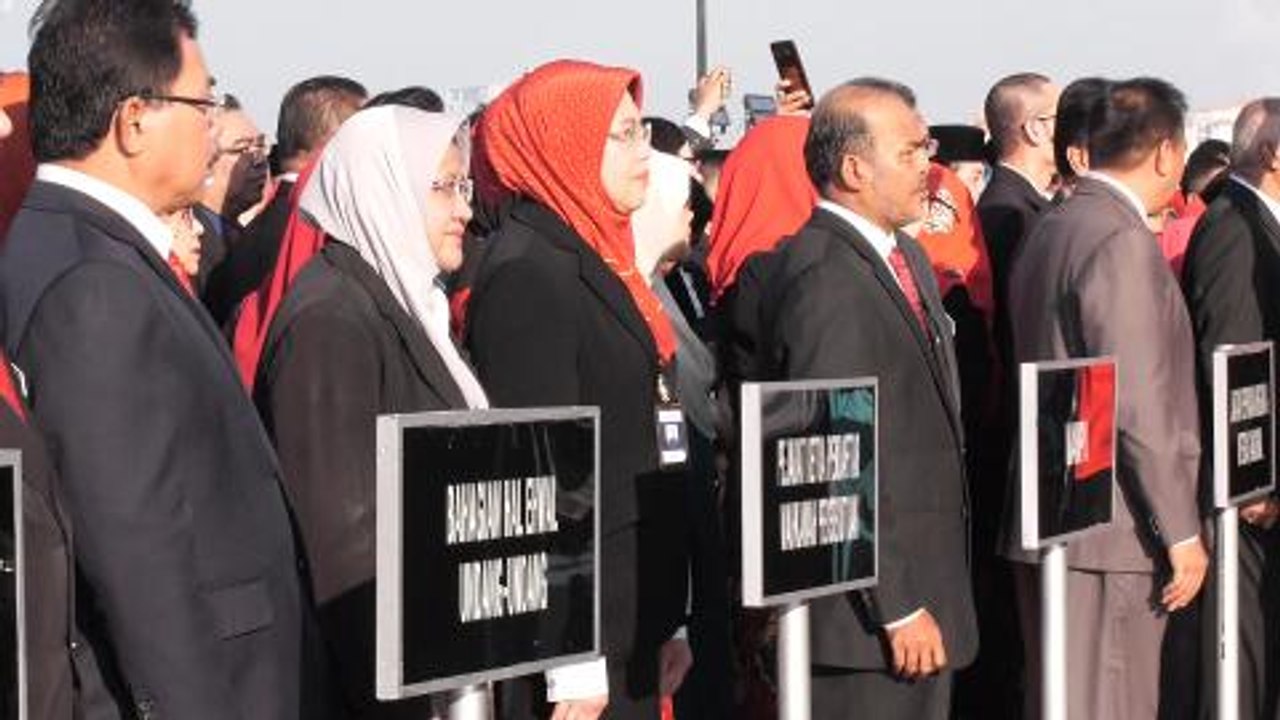 Tun M: Some civil servants may still be loyal to BN, affecting new administration