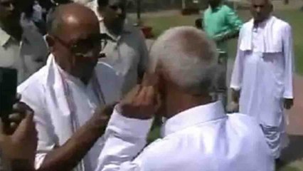 Digvijay Singh को गरीब बुजुर्ग पर आया गुस्सा, पैर छूकर कान पकड़ने को मजबूर किया | वनइंडिया हिंदी