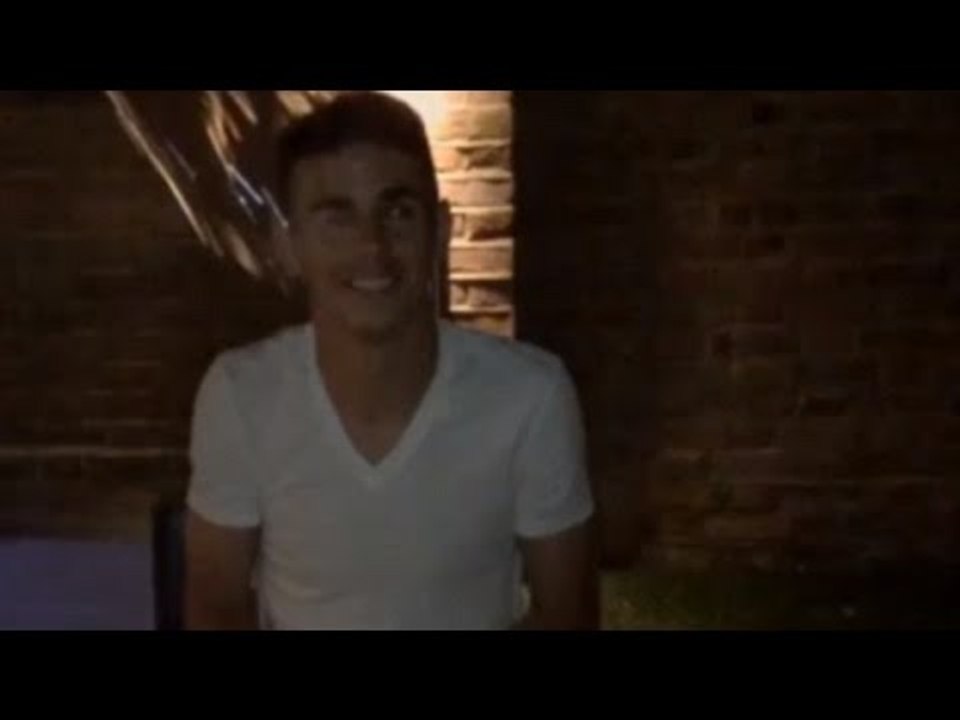 Oscar Takes On The ALS 'Ice Bucket Challenge' !!