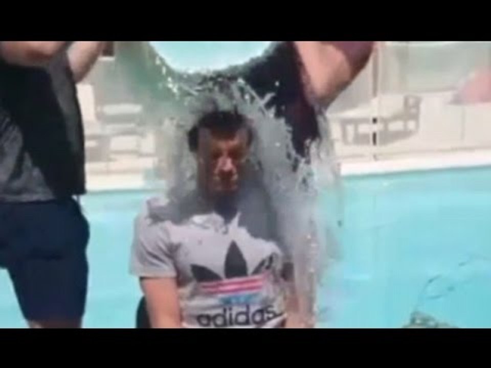 Gareth Bale Takes On The ALS 'Ice Bucket Challenge' !!