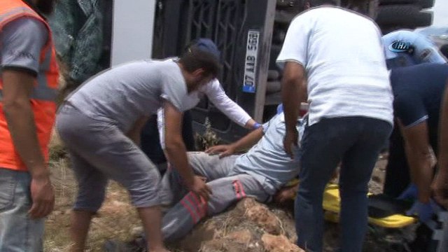 Beton mikseri şarampole yan yattı: 1 yaralı