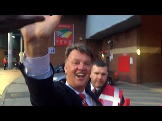 CheekySport Dave Meets Louis van Gaal & Manchester United Players Sign Supermalt !!