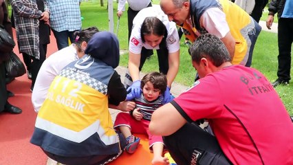 Ayağı bisikletin tekerine sıkışan çocuğu itfaiye kurtardı - BOLU
