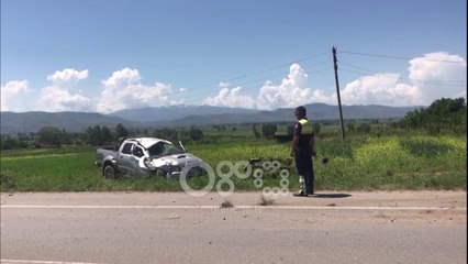 Ora News - Korçë, makina me bashkëshortët del nga rruga dhe përfundon në arë