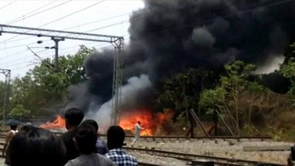 कानपुर: अनवरगंज रेलवे स्टेशन पर लगी भीषण आग, रोक दी गई ट्रेनें