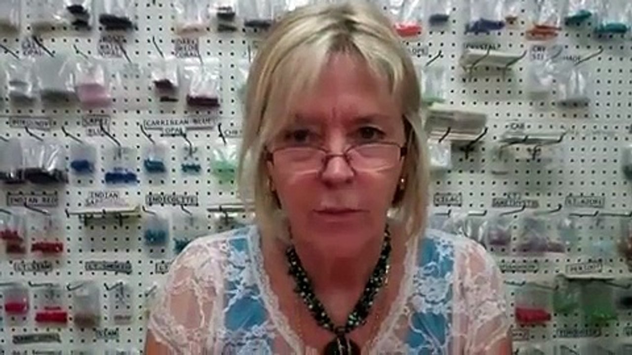 Make a leather bracelet with Regaliz components.