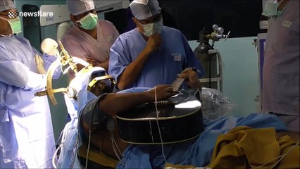 Un homme joue de la guitare pendant son opération du cerveau