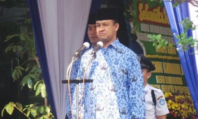 Anies Sebut Pemasangan Pohon Plastik di Trotoar Tanpa Izin