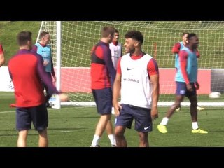 Oxlade-Chamberlain All Smiles In England Training