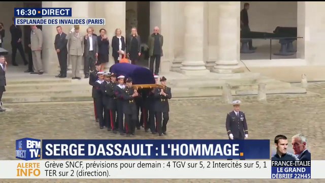 Le cercueil de Serge Dassault arrive dans la cour des Invalides