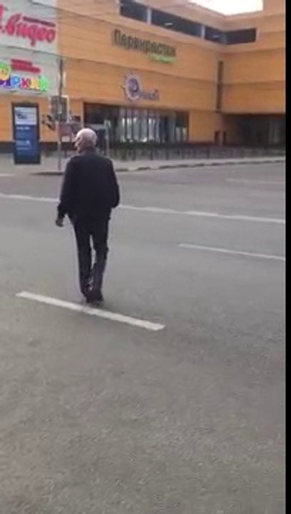 Il voulait juste aider cette canne et ses petits à traverser, il va le regretter!