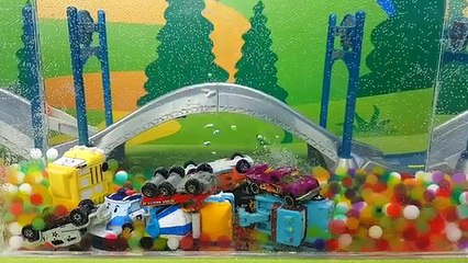 Машинки падают в воду Игрушки: Молния Макви, Пожарная машинка скорая помощь Спецтехника #ВидеоДетям