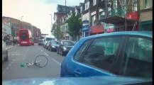 Óriási késsel támadt egy brit sofőrre a fekete biciklis