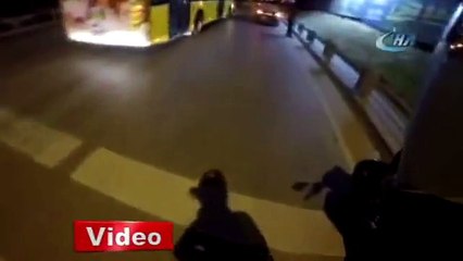 Motorcuyla otomobil sürücüsünün ibretlik kavgası