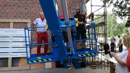 Le coq retrouve le sommet de l'église à Estaimbourg