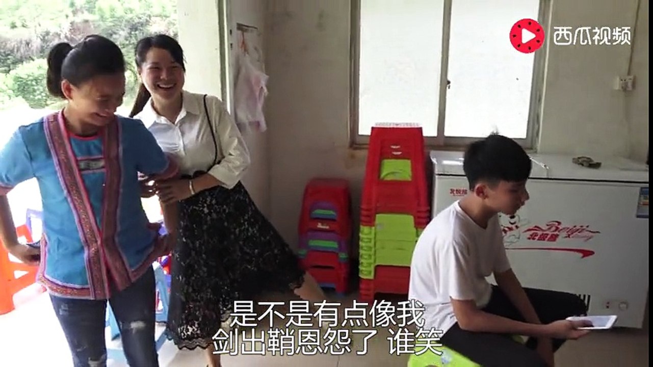乡野丫头来做客，给巧妇9妹亲自做了一件特色衣服，立马穿上了！