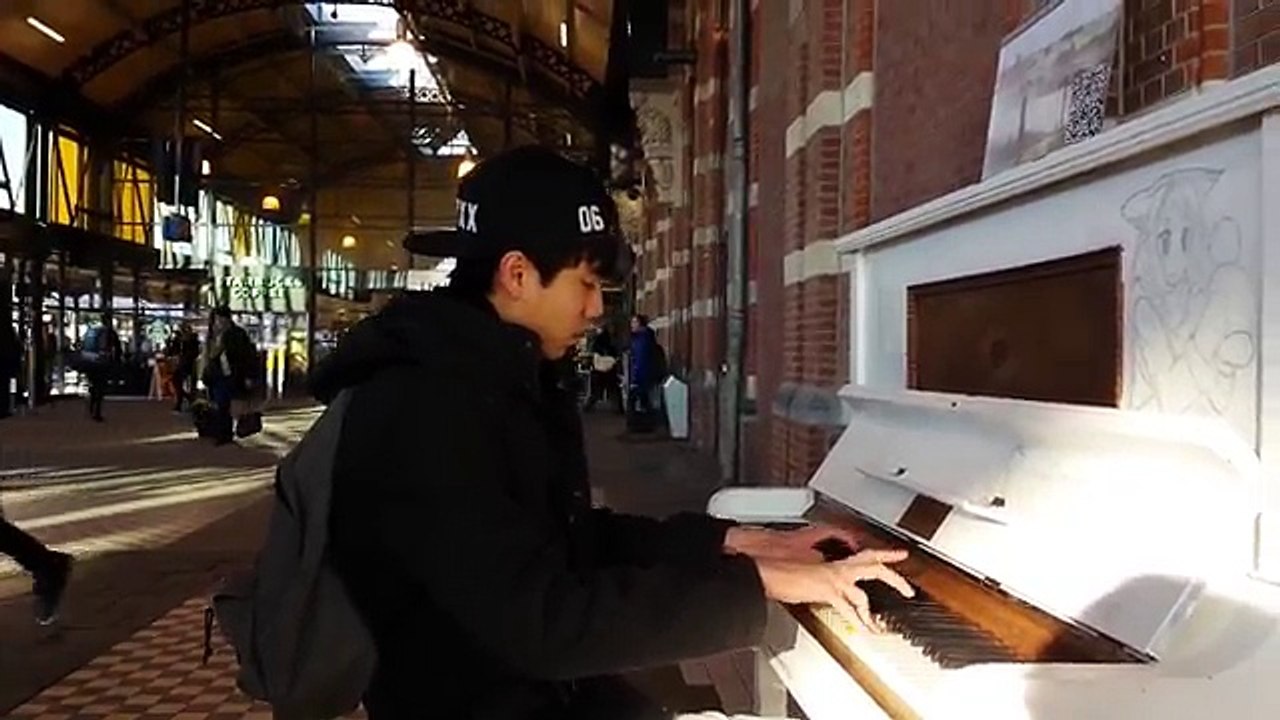 Yirumas River flows in you & Pachelbels Canon in D public piano cover @ station Nijmegen (NL)