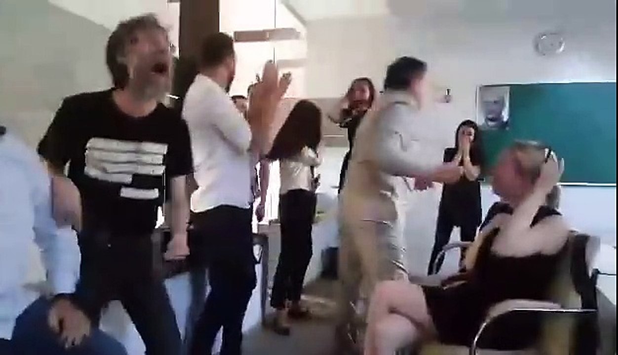 Joie de journalistes apprenant que leur collègue est vivant en Ukraine !