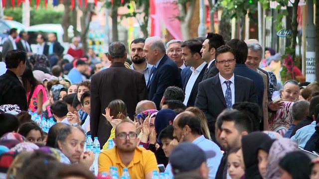 Mevlüt Uysal Büyükçekmece’de sokak iftarına katıldı