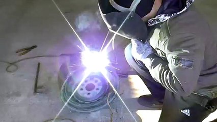 когда нет света,газа и горячей воды печь из автомобильного диска с рубашкой.