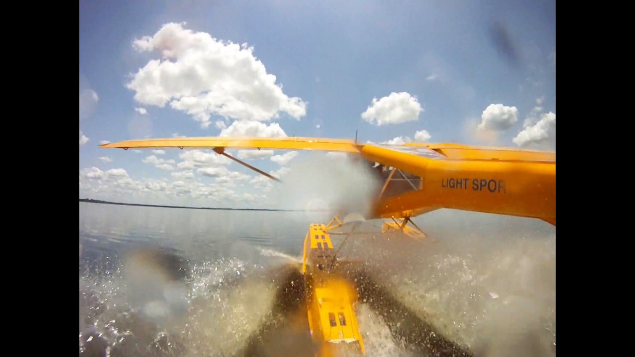 Un hydravion frôle un alligator au décollage... Chaud pour le croco