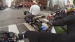 Un policier jette son café sur un motard sans raison