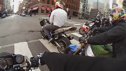Un policier jette son café sur un motard sans raison