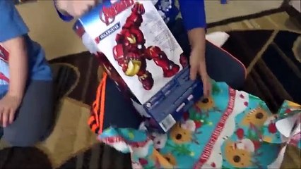 Menyuam Unboxing Iron Man Hulk Buster And Blue Poweranger