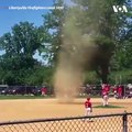 تیم های بیسبال در شهر شیکاگوی ایالت ایلینوی  امریکا حین مسابقه با گردباد برخوردند. #voasocial
