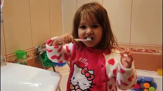 Алиса чистит зубы перед сном. Как правильно чистить зубы детям. Ребенок чистит зубы
