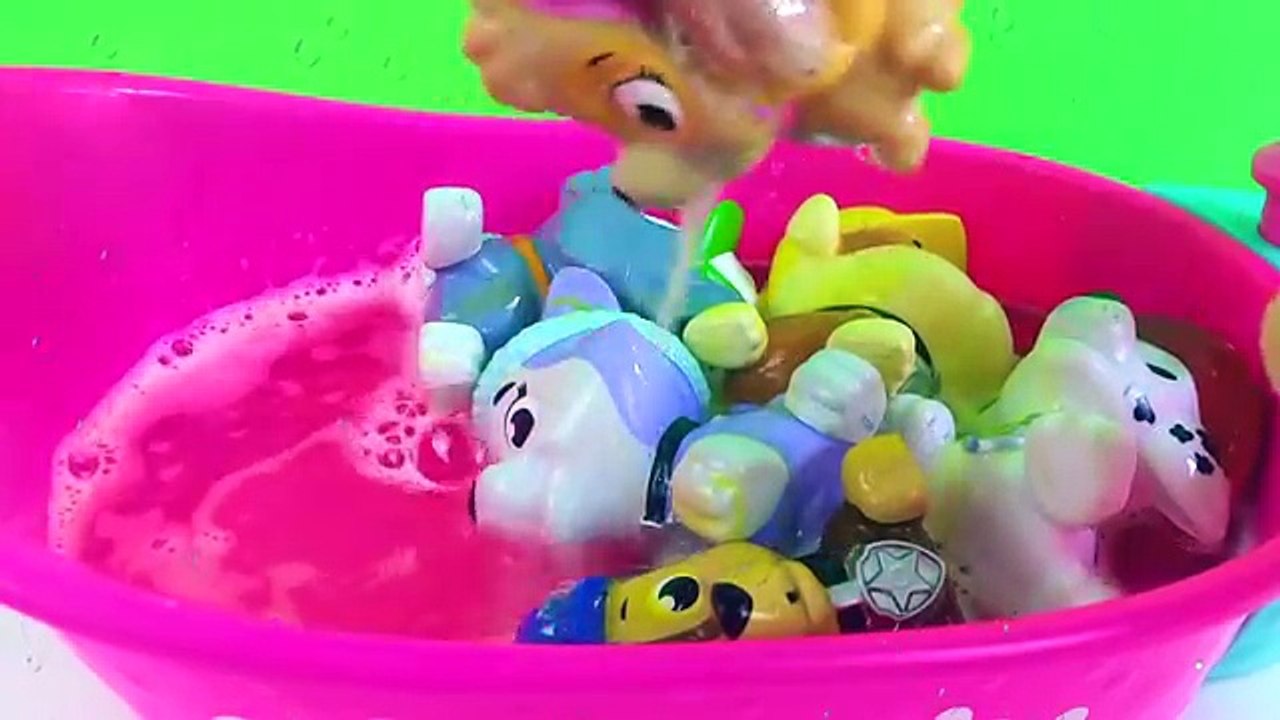 PATRULHA CANINA Brincando na ESPUMA COM TINTAS COLORIDAS