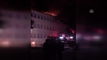 Denizli'de Yıldırım İsabet Eden Ağaç Yangına Neden Oldu