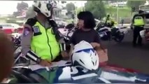 Wanita Ini Mengamuk dan  Sebut Polisi ‘Setan’ Saat Ditilang
