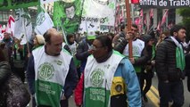 Argentinos marchan contra el FMI y alza de tarifas