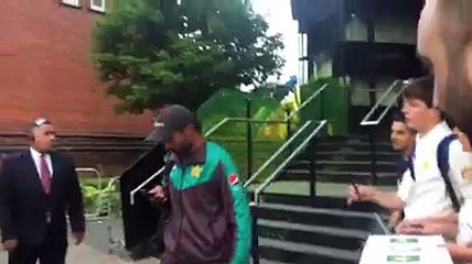 A Fan Badly Grills on Muhammad Amir on his Cheap Act