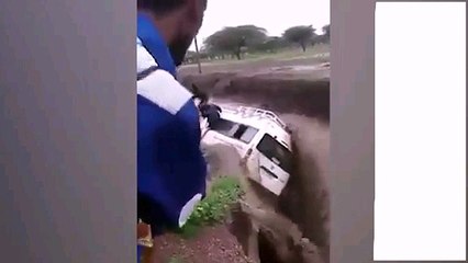 Unbelievable rescue of passengers who trapped in a flood water Vehicle...!!!Live Footage...!!!!