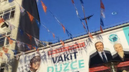 Yere düşen yavru karga ilçeyi karıştırdı