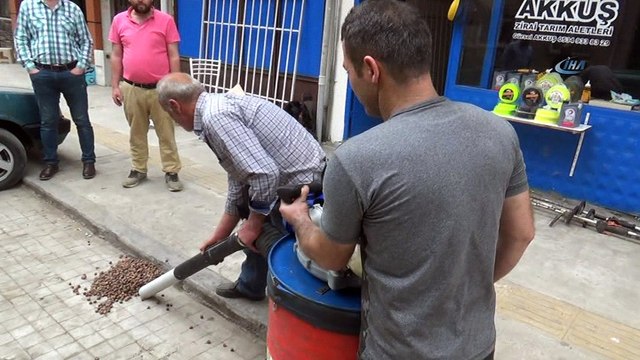 - Bu da 'amele kovar'- Amele bulamayınca fındık toplama makinesi üretti