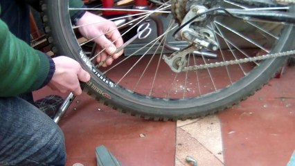 Самодельный насос из шприца для велосипеда