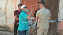 Report Tv - Të rinjtë e PD përplasen me oficerin e Gardës në Elbasan, tentoi t'iu marrë pankartën