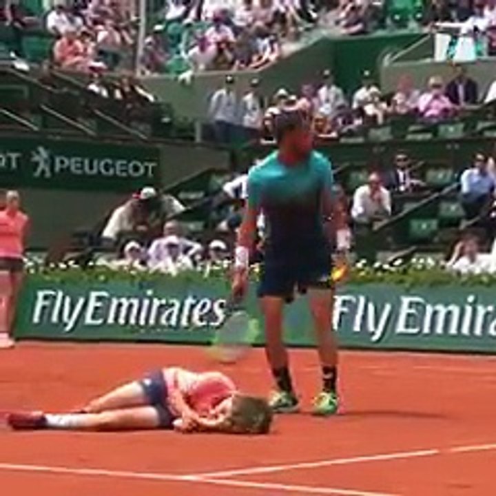 Rolland Garros : Damir Dzumhur se prend un ramasseur de balle