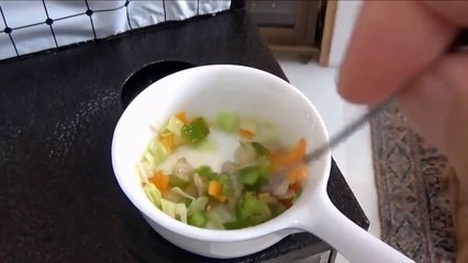 Làm món Mì xào bằng đồ nấu ăn thu nhỏ Nhật Bản