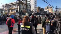 Carabineros comienza a dispersar a las personas movilizadas en calle Pedro Montt, a pocas cuadras del Congreso